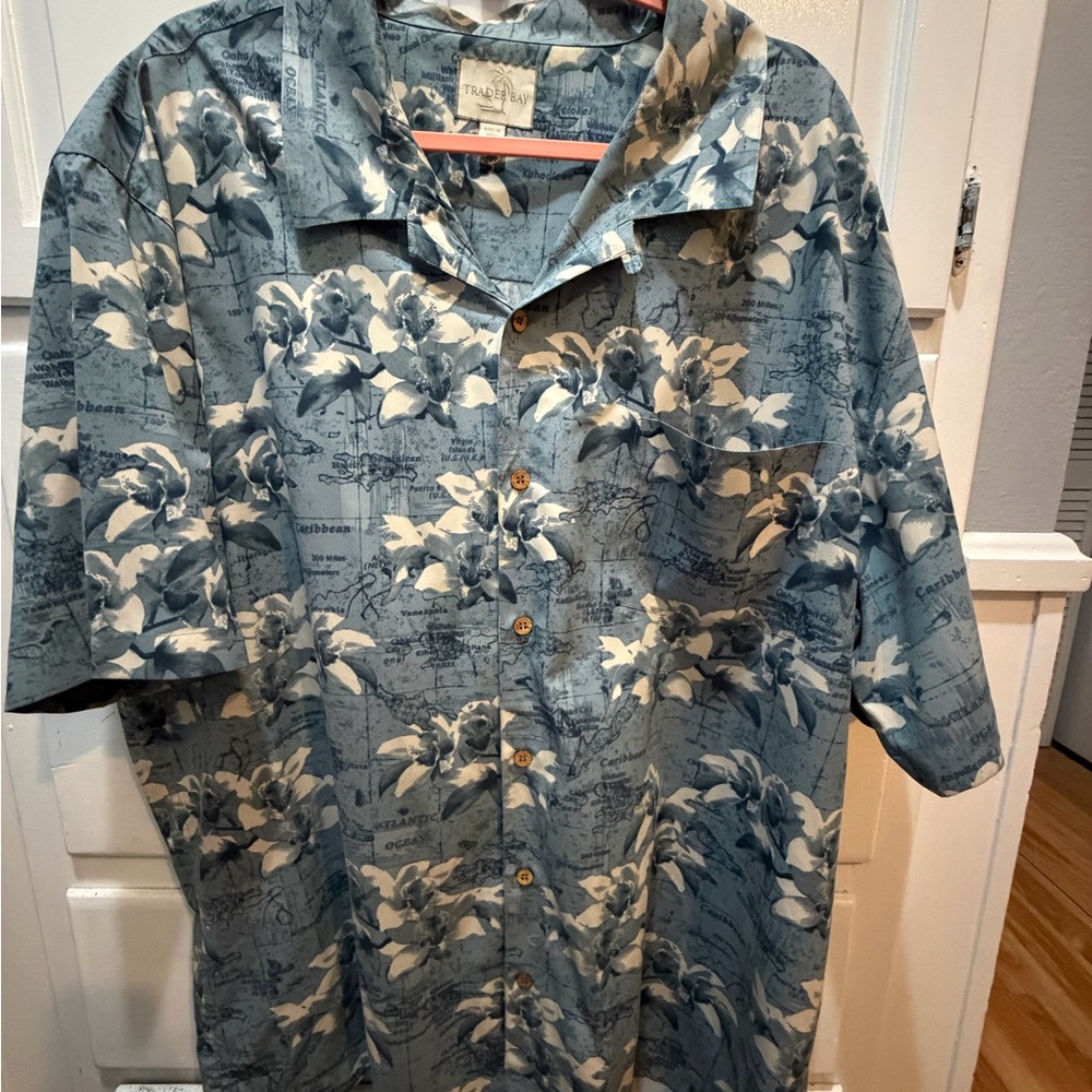 Men’s Hawaiian Shirt Trader Bay XXL Blues And Cream Short Sleeves Wood Buttons